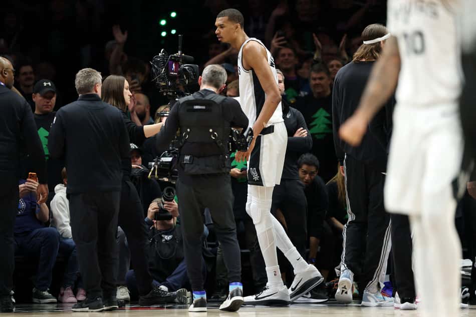 Victor Wembanyama, do San Antonio Spurs, gesticula durante o primeiro quarto da partida contra o Minnesota Timberwolves no jogo quatro da segunda rodada dos playoffs da Conferência Oeste (Foto: David berding/Getty images/Afp)