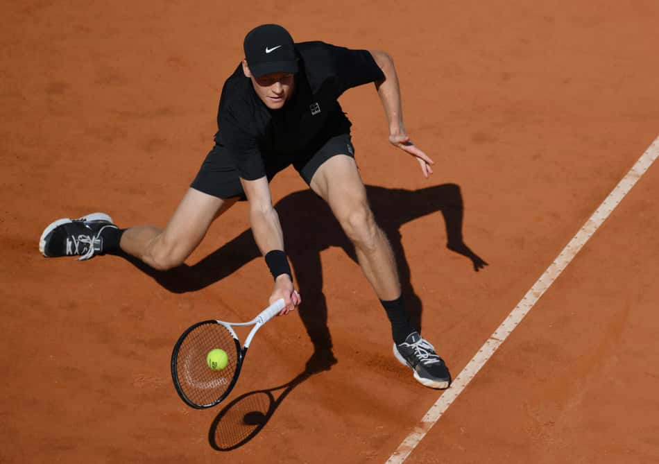 Jannik Sinner em ação na terceira rodada do Aberto de Roma (Foto: TIZIANA FABI / AFP)