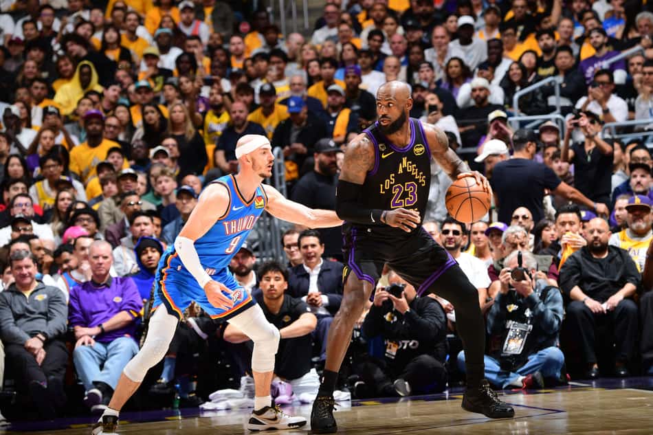 LeBron James, dos Lakers, é marcado por Alex Caruso, do Thunder (Foto: ADAM PANTOZZI / NBAE / GETTY IMAGES)