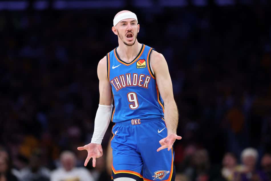 Alex Caruso vibra ao marcar cesta para o Oklahoma City Thunder nos playoffs da NBA 25/26 (Foto: LUKE HALES / GETTY IMAGES)
