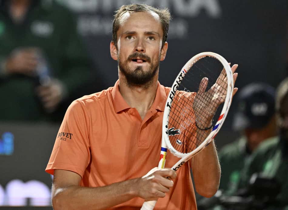 Daniil Medvedev comemora vitória no Aberto de Roma (Foto: TIZIANA FABI / AFP)