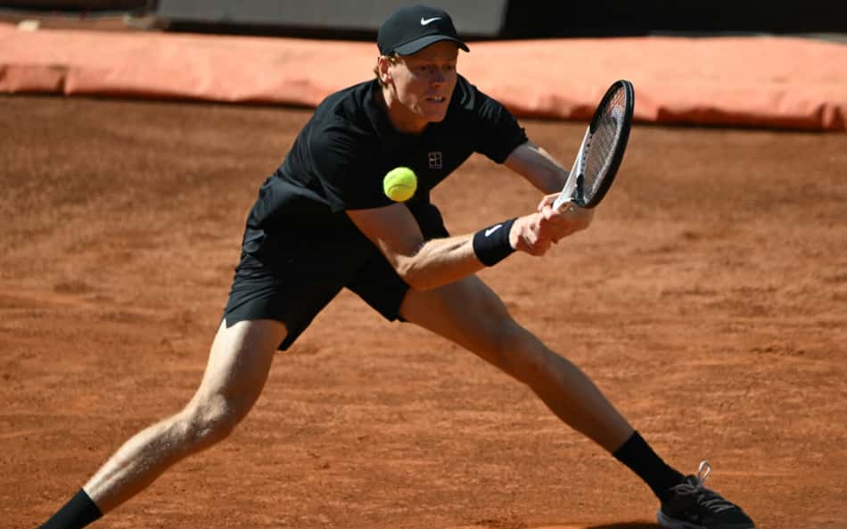 Jannik Sinner em ação no Aberto de Roma (Foto: ANDREAS SOLARO / AFP)