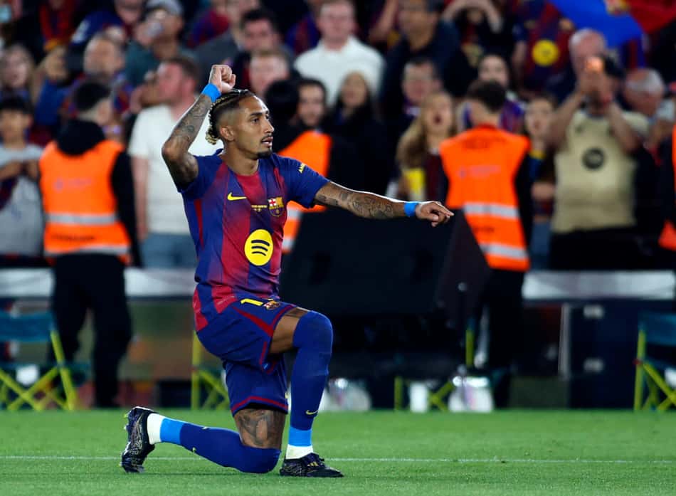 Raphinha comemora gol em Barcelona x Real Bétis pela La Liga (Foto: Jaime Reina / AFP)