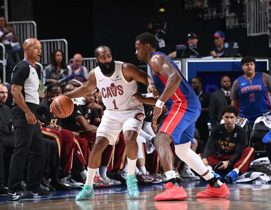 James Harden, dos Cavaliers é marcado no jogo 7 das semifinais do Leste da NBA (Foto: CHRIS SCHWEGLER / NBAE / GETTY IMAGES)