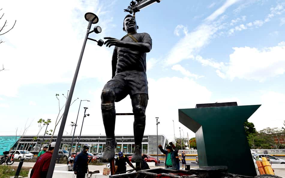 Estátua em homenagem a Pelé é instalada no Estádio Jalisco, em Guadalajara