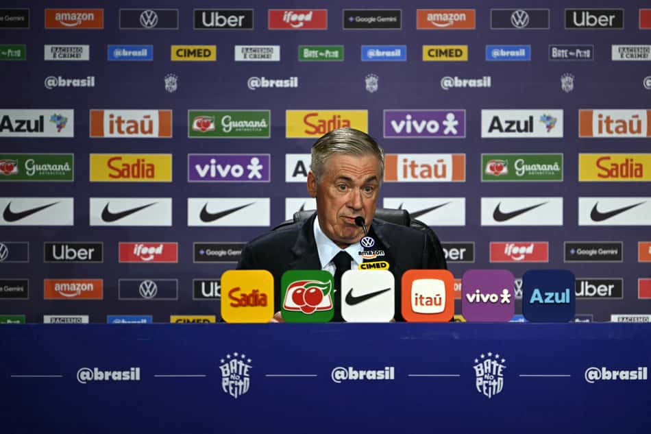 Técnico da Seleção Brasileira, Carlo Ancelotti sentado em frente a microfone para entrevista coletiva