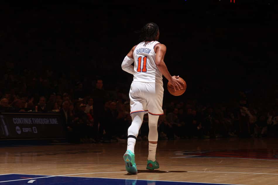 Jalen Brunson, do New York Knicks, conduz a bola durante partida contra o Cleveland Cavaliers