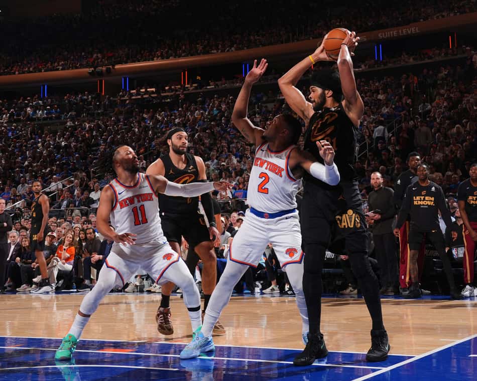 Miles McBride, dos Knicks, marca a saída de jogada dos Cavaliers no garrafão