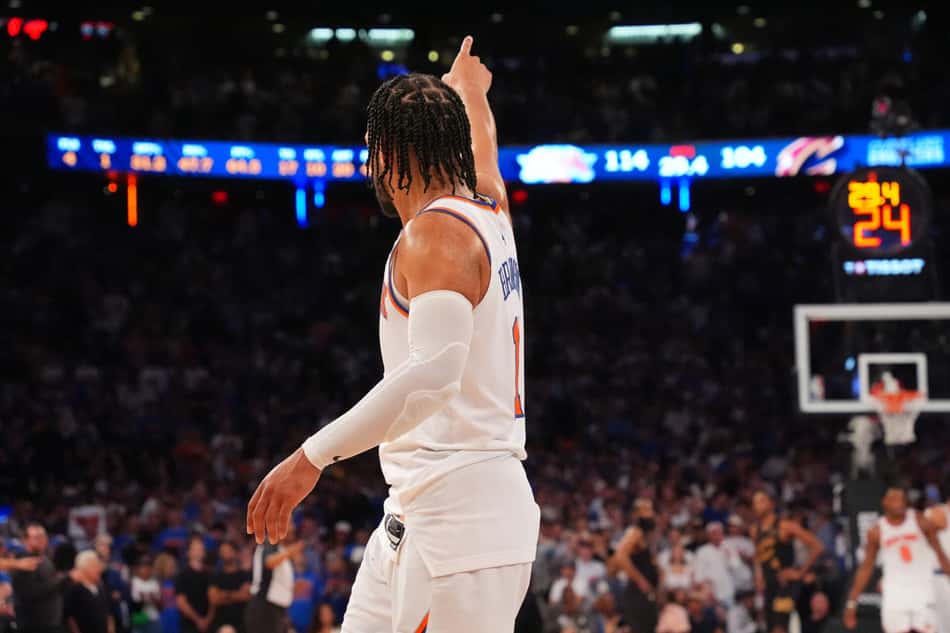 Jalen Brunson, do New York Knicks, comemora durante a partida contra o Cleveland Cavaliers no jogo um das finais da Conferência Leste da NBA (Foto: Brian babineau/Nbae via getty images/Afp)
