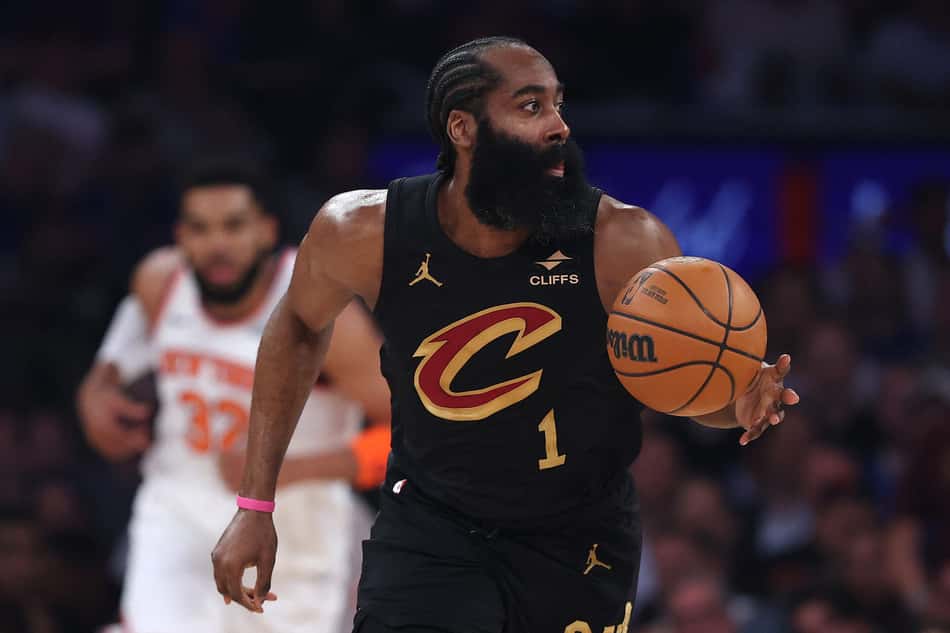 James Harden, do Cleveland Cavaliers, infiltra contra o New York Knicks no primeiro quarto do jogo um das finais da Conferência Leste da NBA (Foto: Sarah stier/Getty images/Afp)