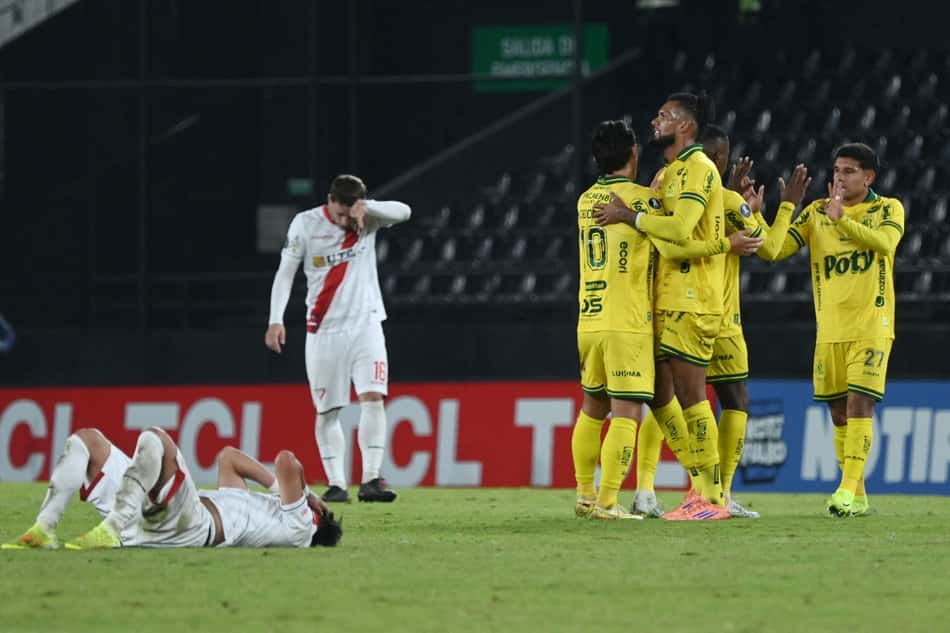 Jogadores do Mirassol comemoram e jogadores do Always Ready lamentam em campo