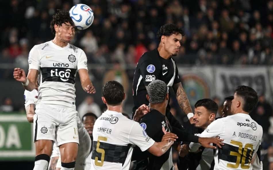 Lucas Freitas é alvo de criticas da torcida do Vasco em derrota. (Foto: JOSE BOGADO / AFP)