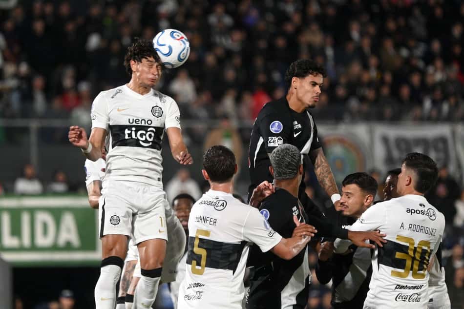 Lucas Freitas é alvo de criticas da torcida do Vasco em derrota. (Foto: JOSE BOGADO / AFP)