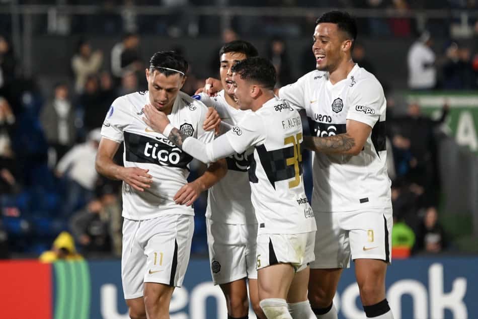 Jogadores do Olimpia comemoram gol do time paraguaio