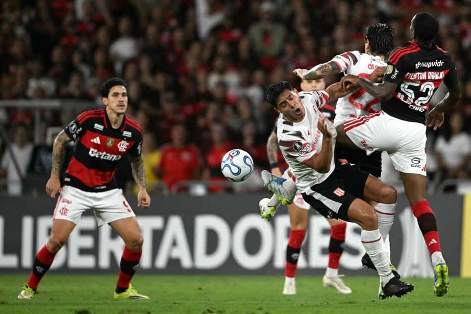 Pedro e jogadores do Estudiantes disputam bola em partida válida pela Libertadores (Foto: MAURO PIMENTEL / AFP)