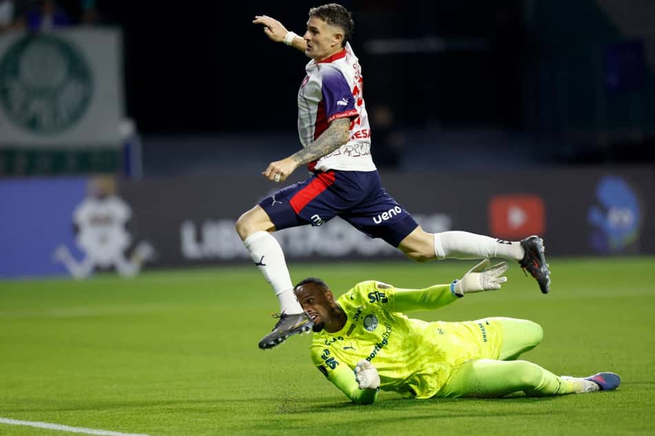 O atacante Pablo Vegetti tenta passar pelo goleiro Carlos Miguel durante a partida entre Palmeiras e Cerro Porteño