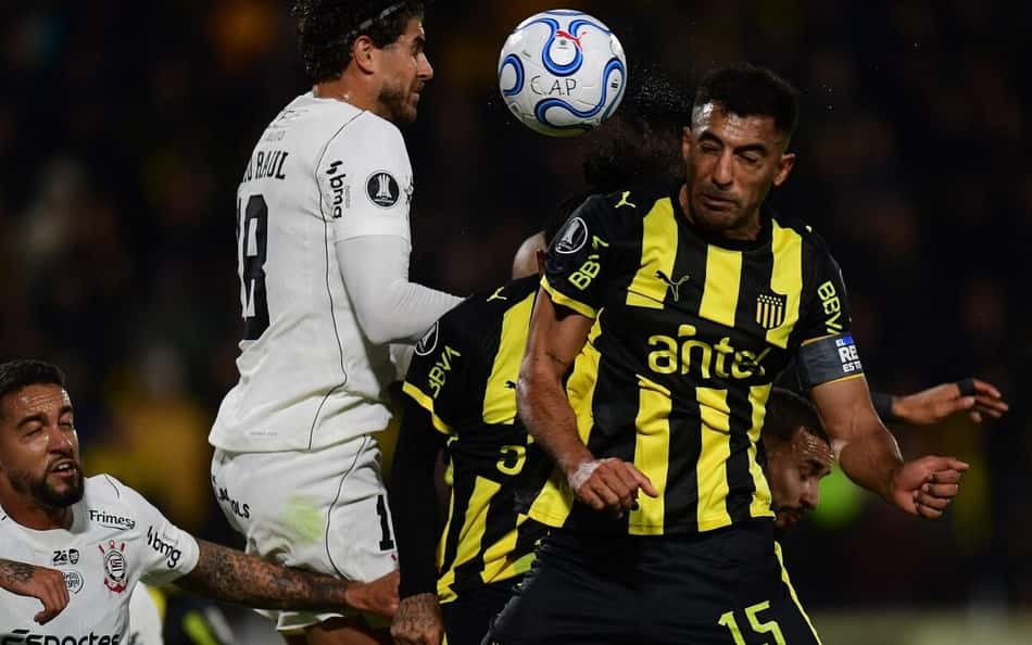 Lance em Peñarol x Corinthians revolta torcedores: 'Inacreditável'