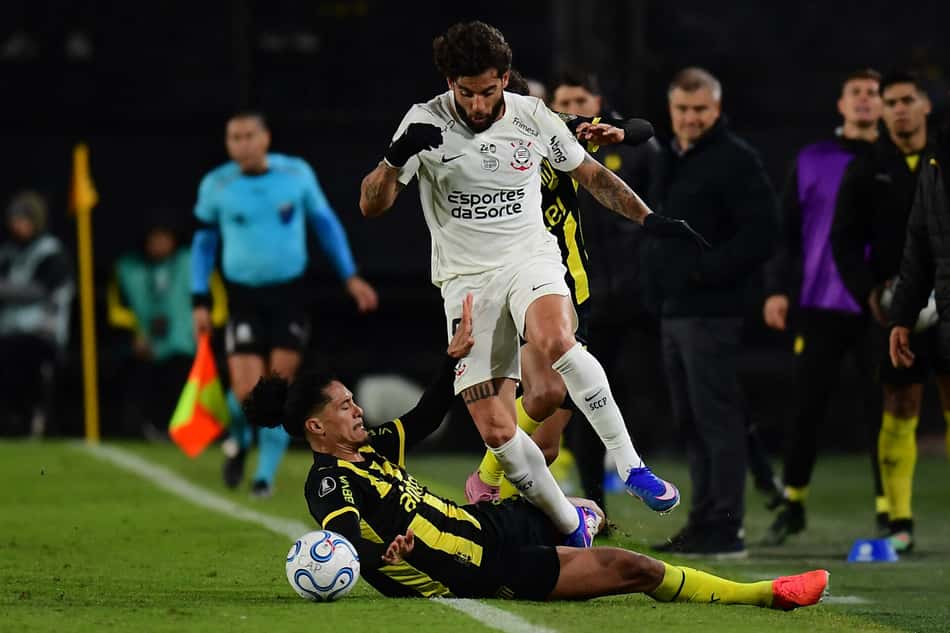 Yuri Alberto entrou na segunda etapa contra o Peñarol (Foto: Dante Fernandez / AFP)