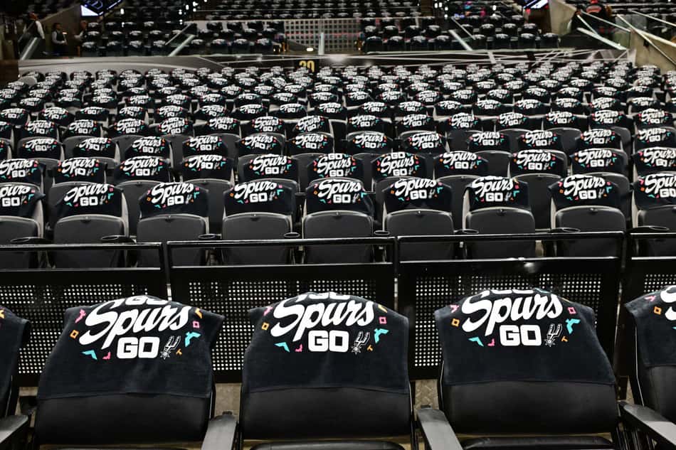 Toalhas cobrem os assentos da arena antes do jogo quatro entre o Oklahoma City Thunder e o San Antonio Spurs, válido pela terceira rodada dos playoffs da NBA (Foto: Adam pantozzi/Nbae via getty images/Afp)