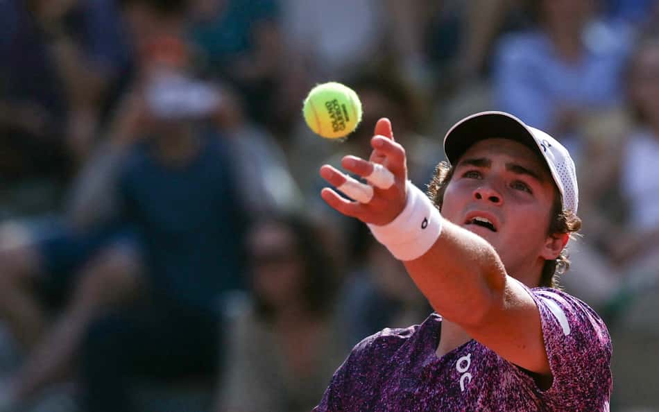 O brasileiro João Fonseca saca contra o francês Luka Pavlovic durante a partida de simples masculina no primeiro dia do torneio de tênis de Roland Garros, na quadra Simonne-Mathieu, em Paris (Foto: Alain Jocard / Afp)