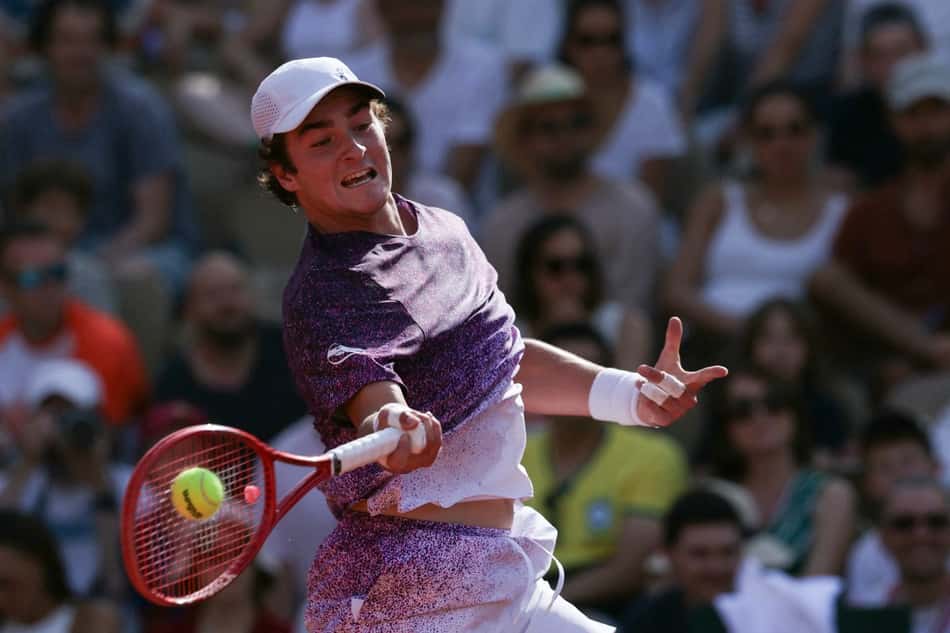 João Fonseca na estreia em Roland Garros contra o francês Luka Pavlovic (Foto: Alain JOCARD / AFP)