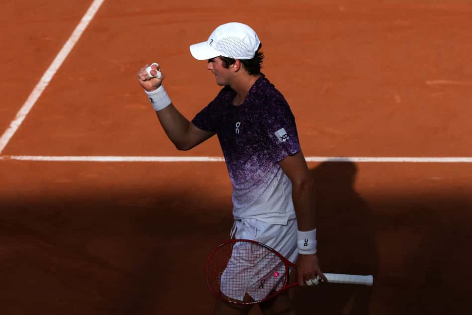 João Fonseca comemora ponto na estreia de Roland Garros contra o francês Luka Pavlovic (Foto: Alain JOCARD / AFP)