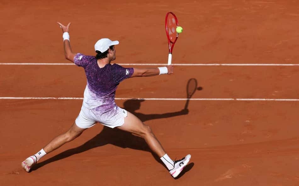 João Fonseca voleia na estreia de Roland Garros contra o francês Luka Pavlovic (Foto: Alain JOCARD / AFP)