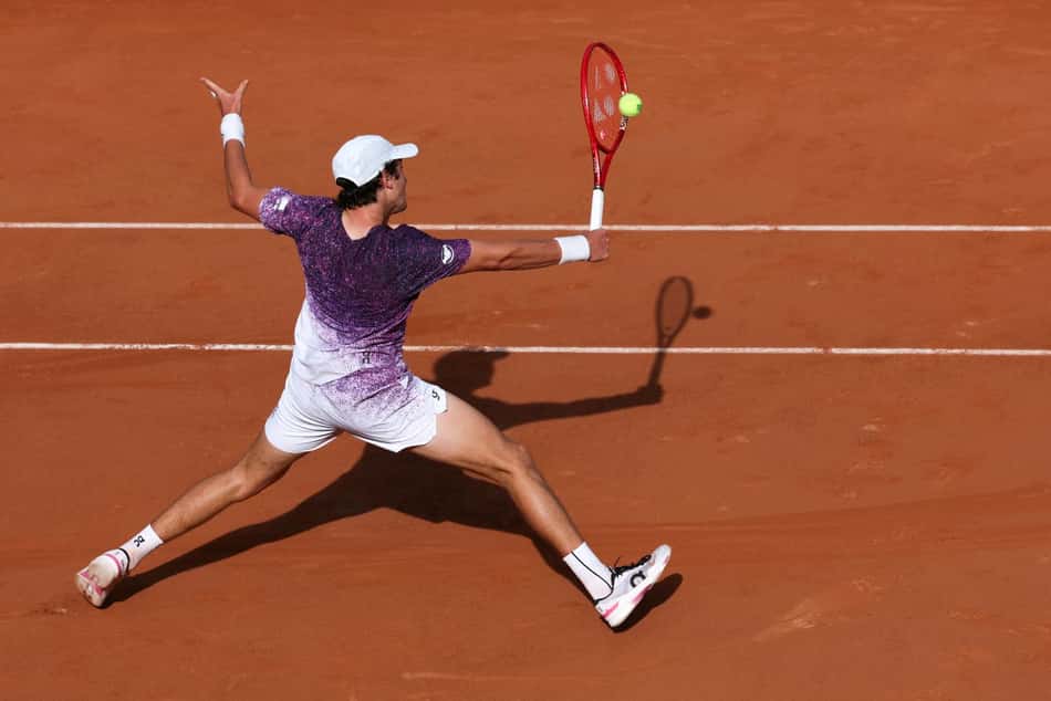 João Fonseca voleia na estreia de Roland Garros contra o francês Luka Pavlovic (Foto: Alain JOCARD / AFP)