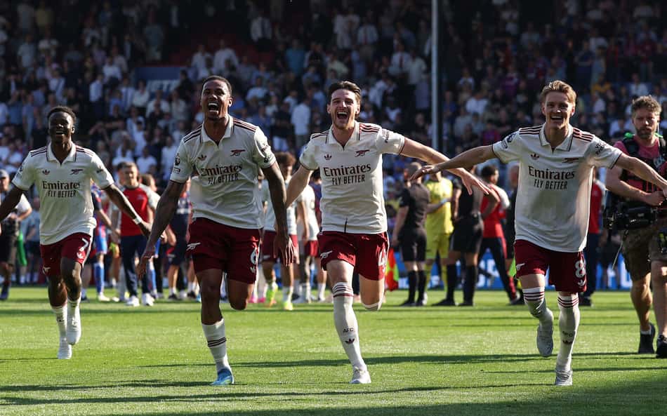 Fora da Copa do Mundo, Jesus marca e Arsenal vence em jogo de título da Premier League