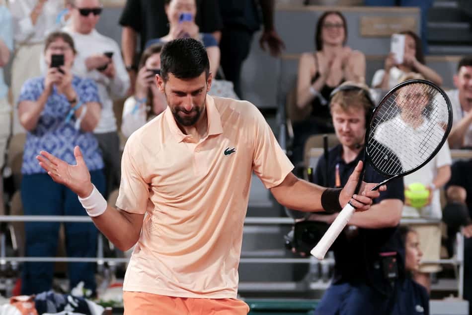 O tricampeão sérvio Novak Djokovic comemora a vitória sobre o francês Giovanni Mpetshi Perricard em Roland Garros (Foto: Thomas SAMSON / AFP)