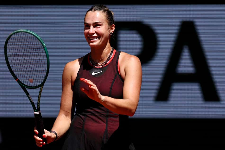 A bielorrussa Aryna Sabalenka reage durante a partida de simples feminina contra a espanhola Jessica Bouzas Maneiro no terceiro dia do torneio de tênis de Roland Garros, na quadra Philippe-Chatrier, em Paris (Foto: Anne-Christine Poujoulat / Afp)