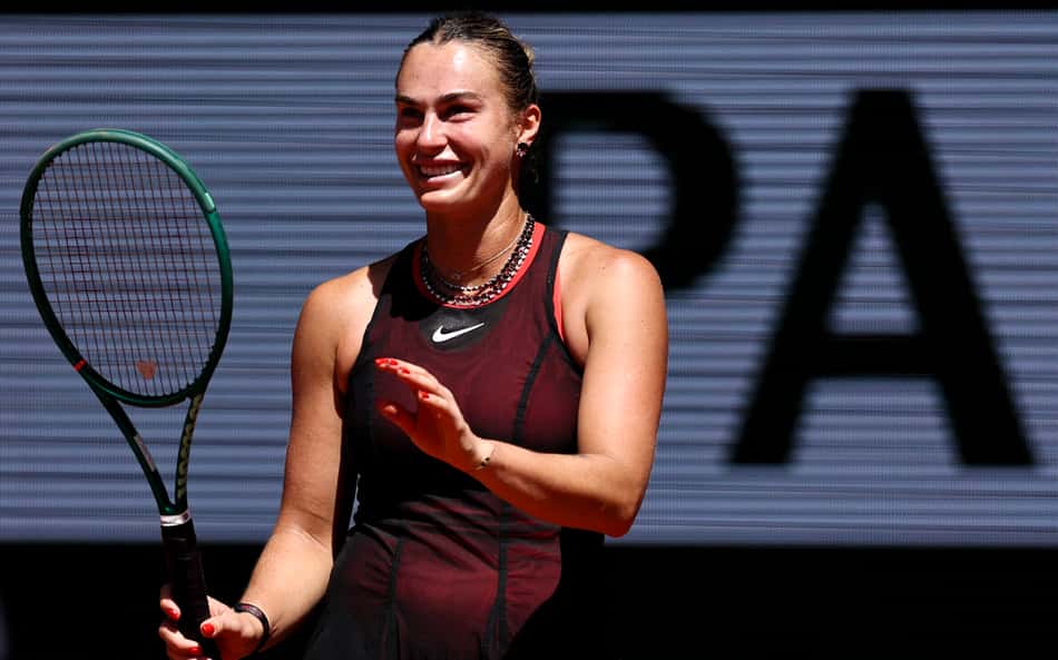 A bielorrussa Aryna Sabalenka reage durante a partida de simples feminina contra a espanhola Jessica Bouzas Maneiro no terceiro dia do torneio de tênis de Roland Garros, na quadra Philippe-Chatrier, em Paris (Foto: Anne-Christine Poujoulat / Afp)