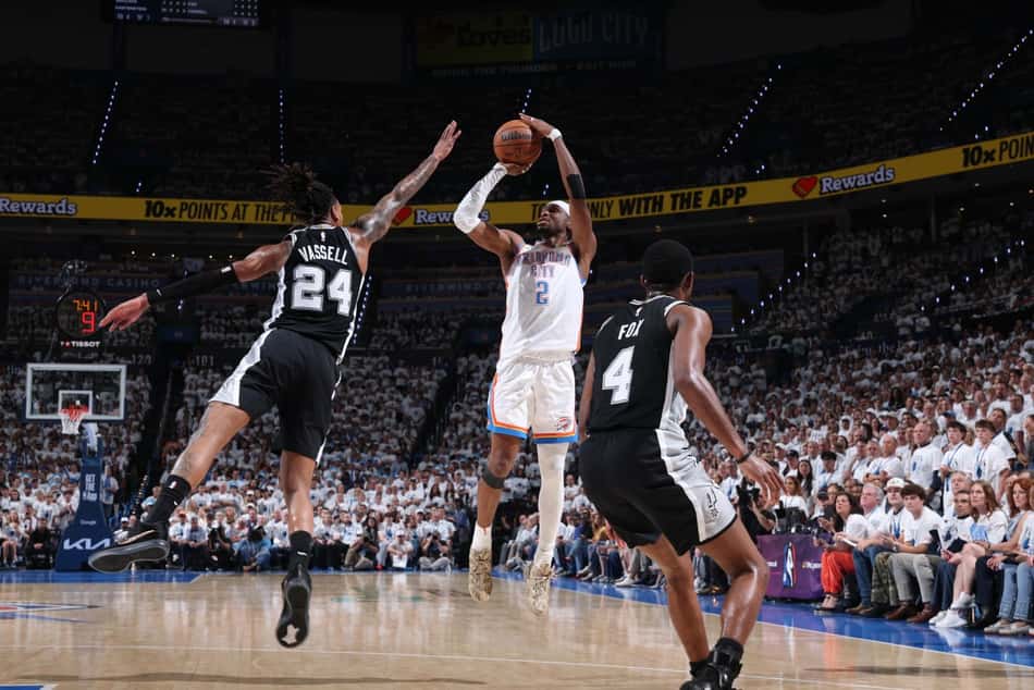 Shai Gilgeous-Alexander comandou mais uma vitória do Oklahoma City Thunder (Foto: Joe Murphy/NBAE via Getty Images/AFP (Photo by JOE MURPHY / NBAE / Getty Images / Getty Images via AFP)