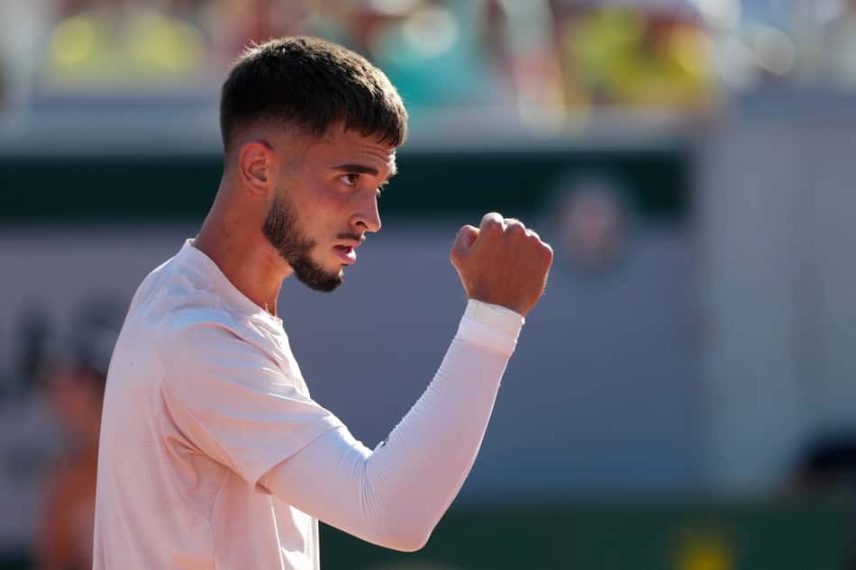 O croata Dino Prizmic na partida contra o brasileiro João Fonseca em Roland Garros  (Foto: Dimitar DILKOFF / AFP)