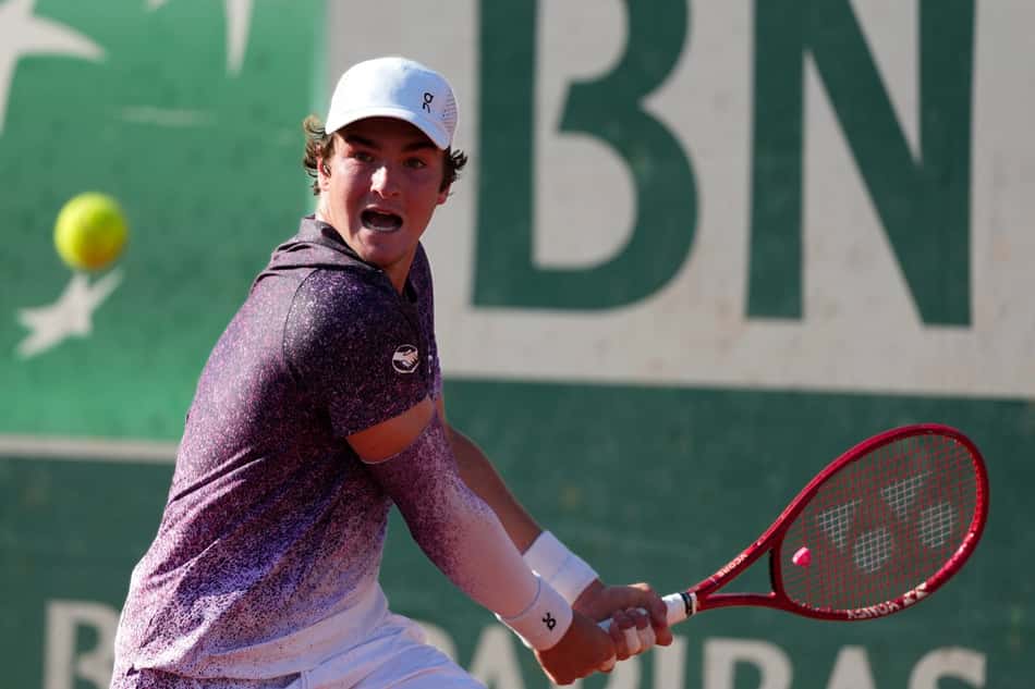 João Fonseca na segunda rodada de Roland Garros contra o croata Dino Prizmic (Foto: Dimitar DILKOFF / AFP)