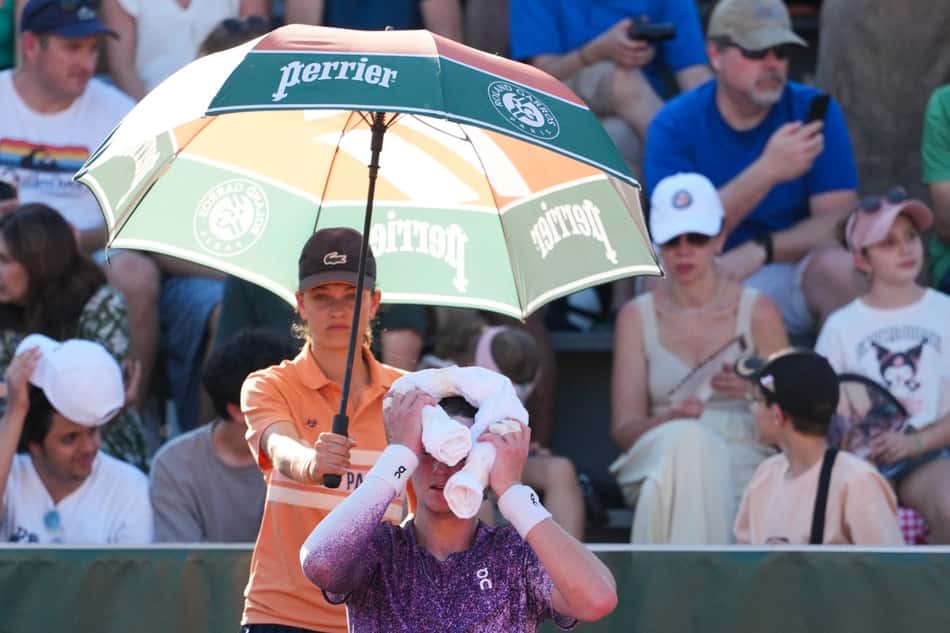 João Fonseca tenta amenizar o calor na partida contra o croata Dino Prizmic em Roland Garros (Foto: Dimitar DILKOFF / AFP)