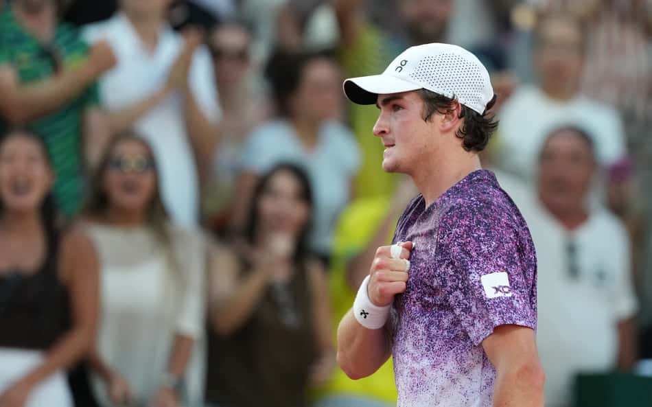 O brasileiro João Fonseca reage a um ponto contra o croata Dino Prizmic durante a partida de simples masculina no quarto dia do torneio de tênis de Roland Garros, em Paris (Foto: Dimitar Dilkoff / Afp)