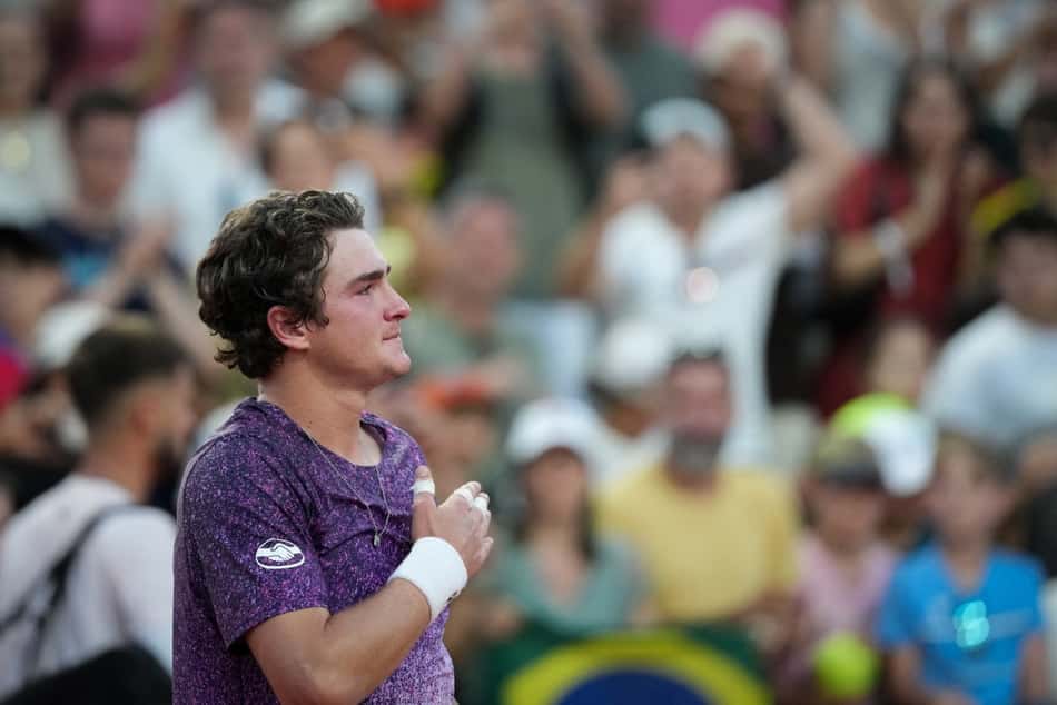 A emoção de João Fonseca com a vitória de virada sobre o croata Dino Prizmic em Roland Garros (Foto: Dimitar DILKOFF / AFP)