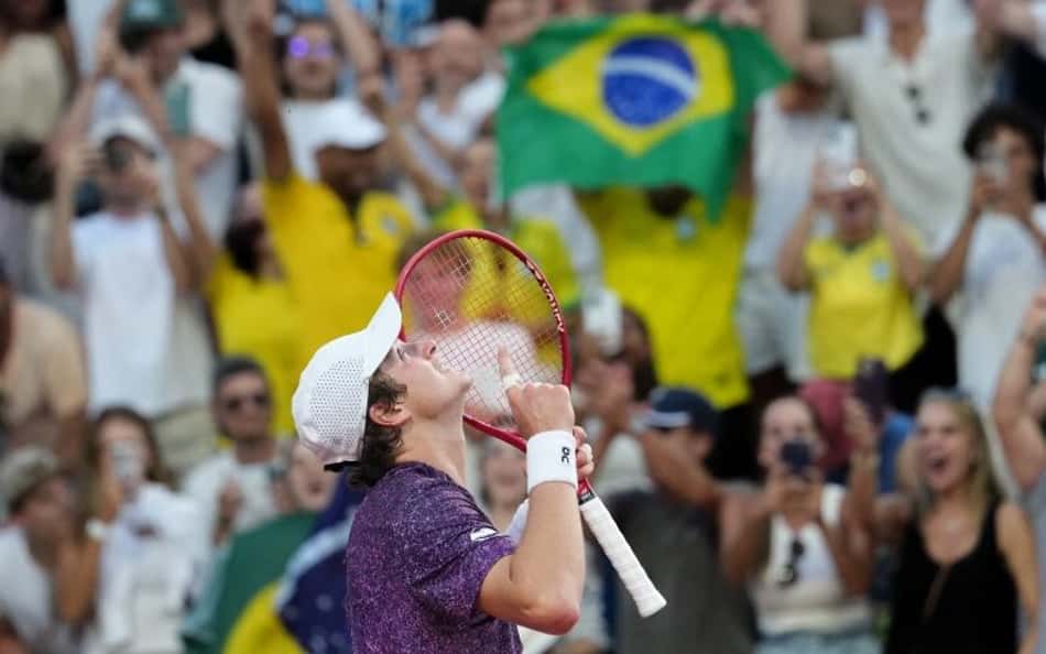 João Fonseca faz maior virada da carreira e desafia Djokovic em Roland Garros