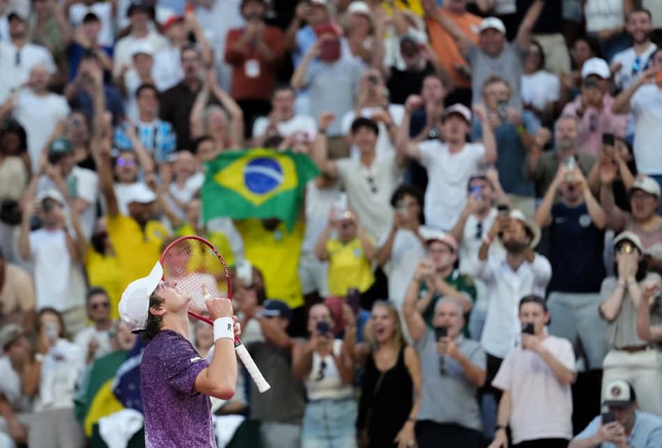João Fonseca se emociona com a vitória sobre o croata Dino Prizmic em Roland Garros (Foto: Dimitar DILKOFF / AFP)