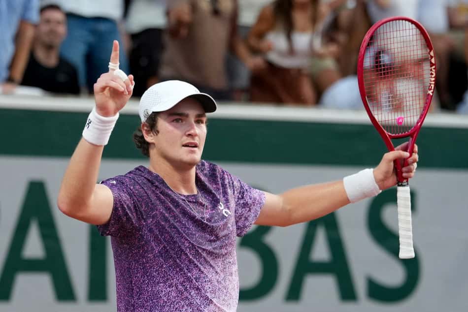 João Fonseca celebra a virada sobre o croata Dino Prizmic em Roland Garros (Foto: Dimitar DILKOFF / AFP)