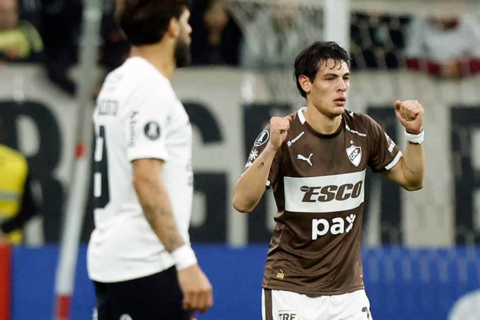 Corinthians x Platense (Foto: Miguel Schincariol / AFP)