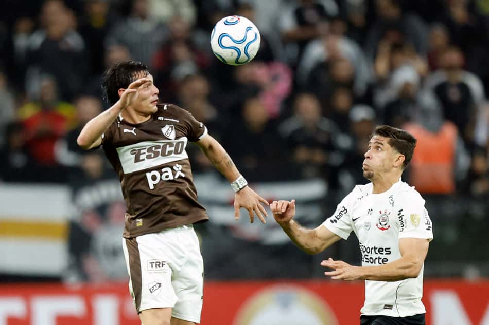 Corinthians x Platense (Foto: Miguel Schincariol / AFP)