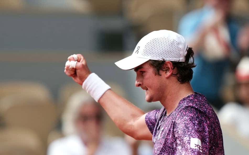 João Fonseca comemora ponto contra o sérvio Novak Djokovic (Foto: Dimitar DILKOFF / AFP)