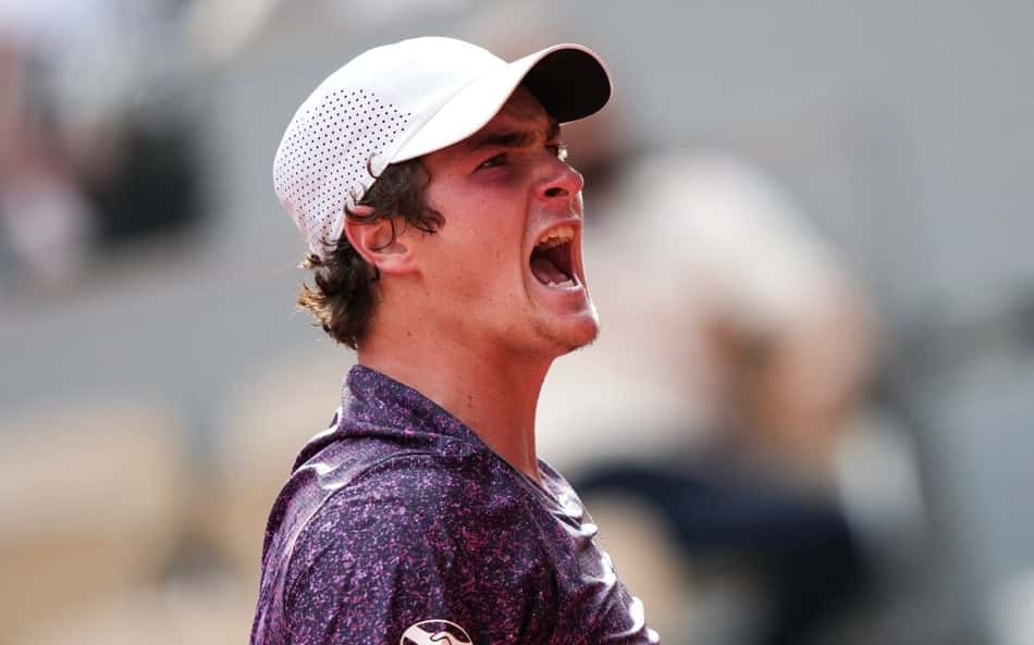 João Fonseca vibra na virada épica sobre o sérvio Novak Djokovic em Roland Garros (Foto: Dimitar DILKOFF / AFP)