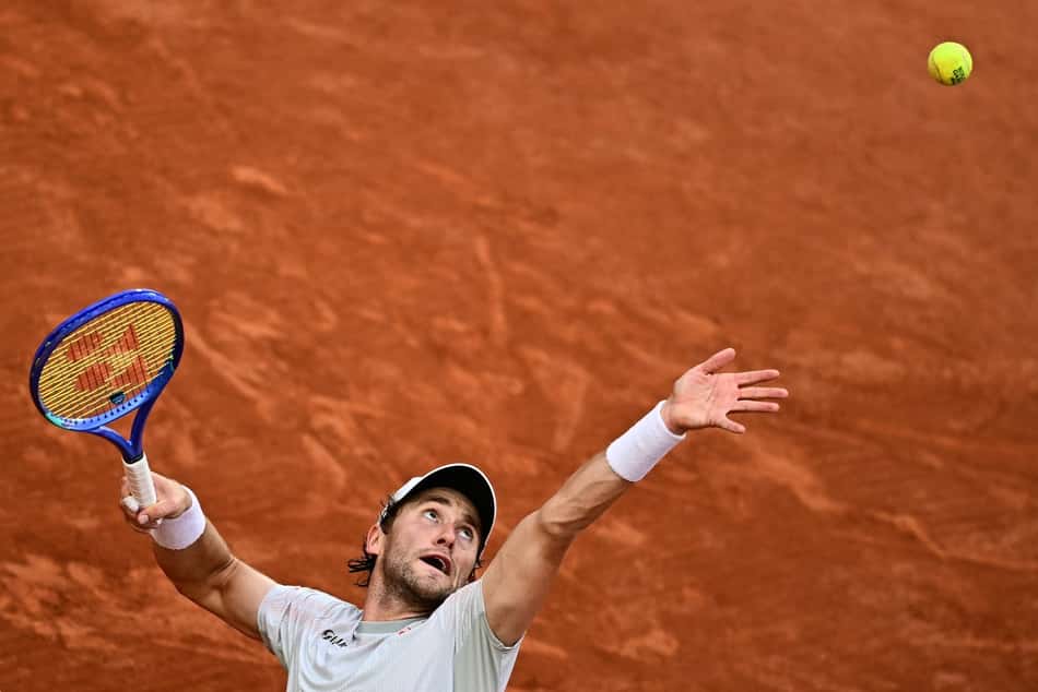 O norueguês Casper Ruud na vitória sobre o americano Tommy Paul em Roland Garros (Foto: JULIEN DE ROSA / AFP)