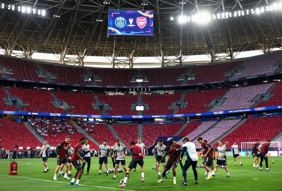 Jogadores do Arsenal treinam na Puskás Arena