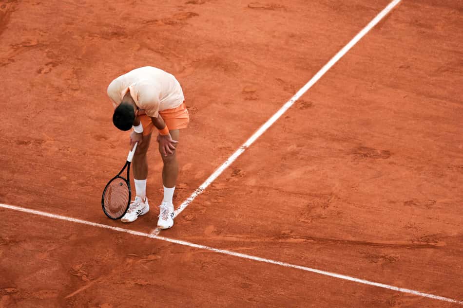 O sérvio Novak Djokovic reage durante a partida de simples masculina contra o brasileiro João Fonseca no sexto dia do torneio de tênis de Roland Garros, na quadra Philippe-Chatrier, em Paris (Foto: Thomas Samson / Afp)