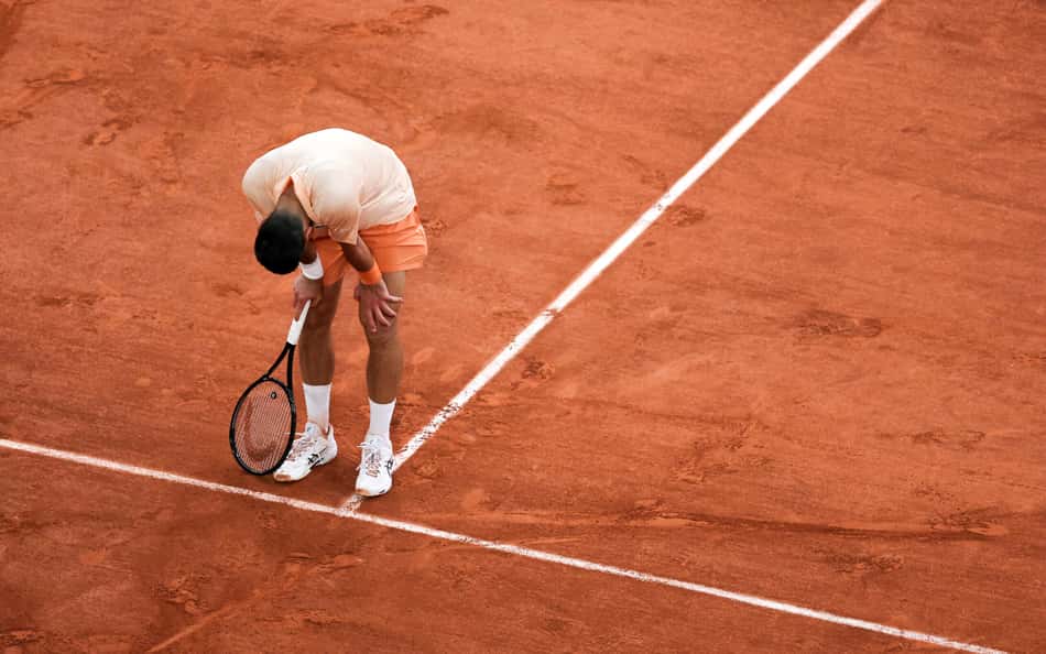 O sérvio Novak Djokovic reage durante a partida de simples masculina contra o brasileiro João Fonseca no sexto dia do torneio de tênis de Roland Garros, na quadra Philippe-Chatrier, em Paris (Foto: Thomas Samson / Afp)