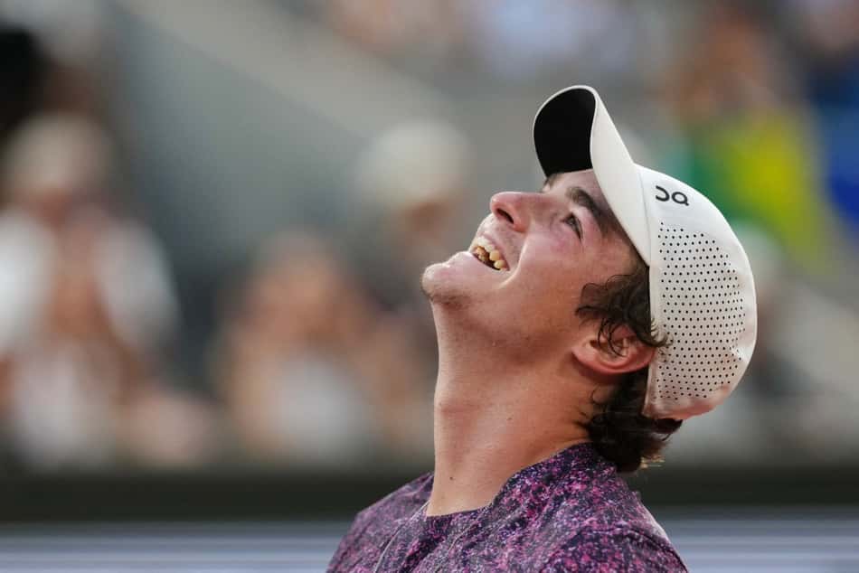 A emoção de João Fonseca ao derrubar Novak Djokovic na terceira rodada de Roland Garros
